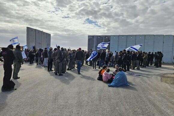 חסימת מעבר כרם שלום על ידי תנועת "צו 9" למניעת כניסה של משאיות סיוע הומניטרי לרצועת עזה. | צו 9 חסימת מעבר כרם שלום על ידי תנועת "צו 9" למניעת כניסה של משאיות סיוע הומניטרי לרצועת עזה. | צו 9