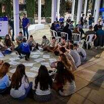 חברים בתנועות הנוער השונות בישראל במעגלי שיח בכיכר רבין. | אבשלום ששוני, פלאש 90