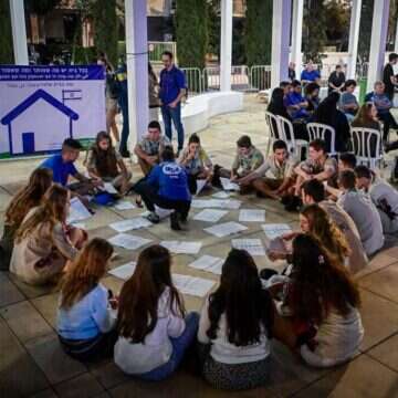 חברים בתנועות הנוער השונות בישראל במעגלי שיח בכיכר רבין. | אבשלום ששוני, פלאש 90 חברים בתנועות הנוער השונות בישראל במעגלי שיח בכיכר רבין. | אבשלום ששוני, פלאש 90