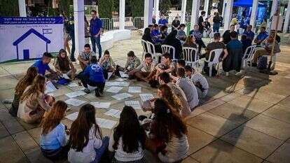 חברים בתנועות הנוער השונות בישראל במעגלי שיח בכיכר רבין. | אבשלום ששוני, פלאש 90