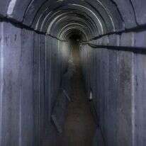 מנהרת הטרור מתחת לבית קברות בחאן יונס, בו נמצאו המשרד ממנו תוכננה המתקפה ב-7 באוקטובר וחדרי שינה של בכירי חמאס. | דובר צה"ל