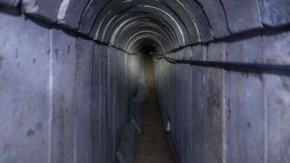 מנהרת הטרור מתחת לבית קברות בחאן יונס, בו נמצאו המשרד ממנו תוכננה המתקפה ב-7 באוקטובר וחדרי שינה של בכירי חמאס. | דובר צה"ל