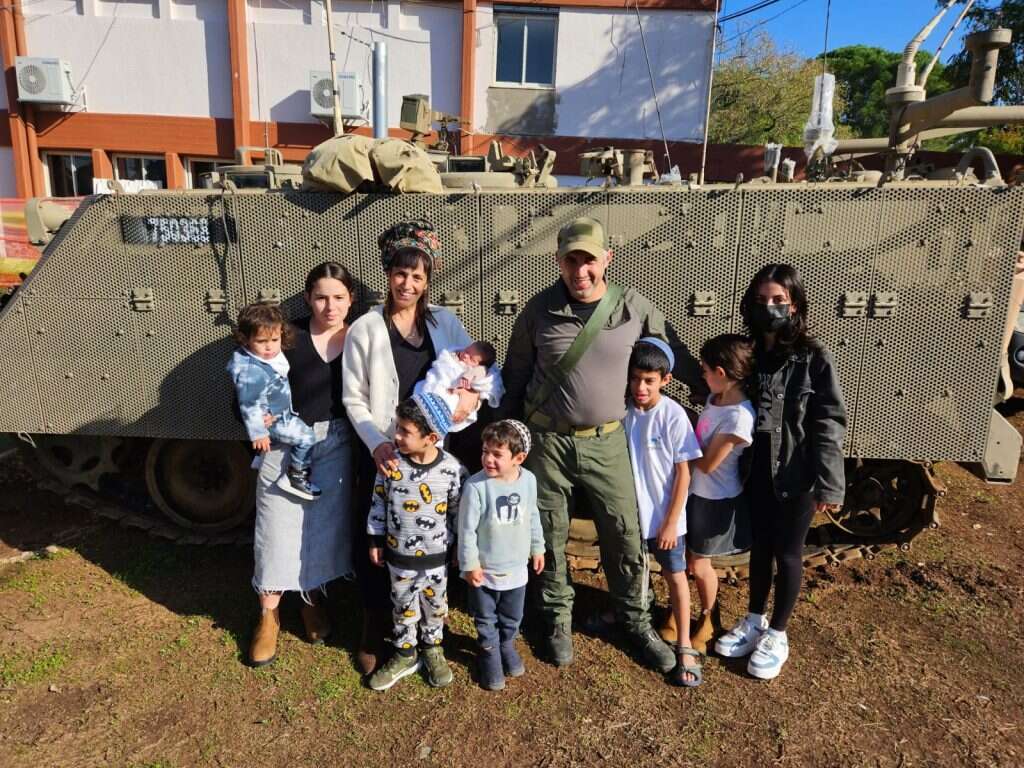 רות וספי בן אברהם, לצד שמונת ילדיהם.