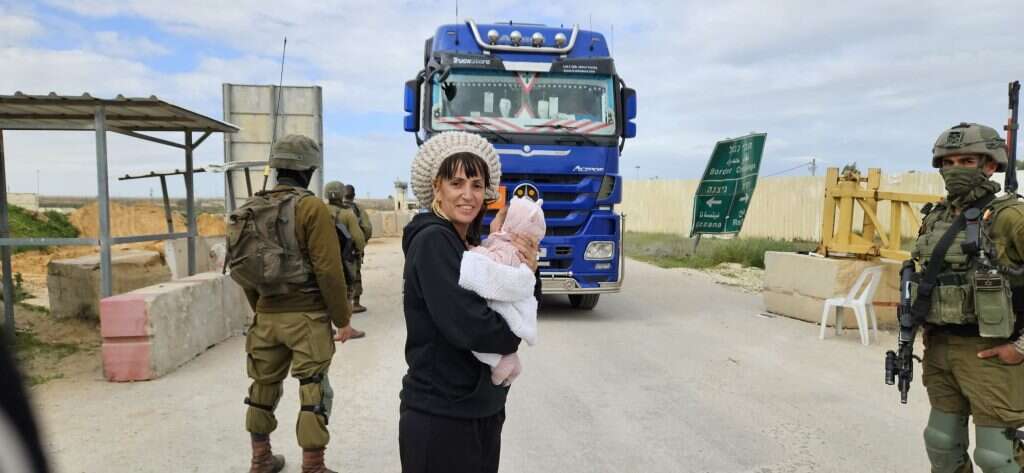 רעות והתינוקת, בעודה מוחה נגד מעבר המשאיות לתוך הרצועה. | סאלם אבו גאנע