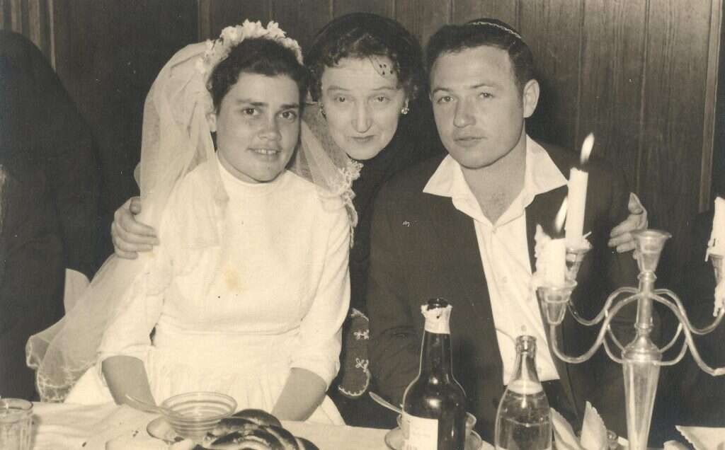 הרב דרוקמן והרבנית שרה דרוקמן ביום חתונתם. ללא קרדיט