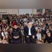 הרב דרוקמן והרבנית שרה יחד עם צאצאיהם. | אריק סולטן