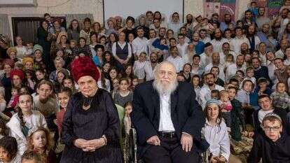 הרב דרוקמן והרבנית שרה יחד עם צאצאיהם. | אריק סולטן