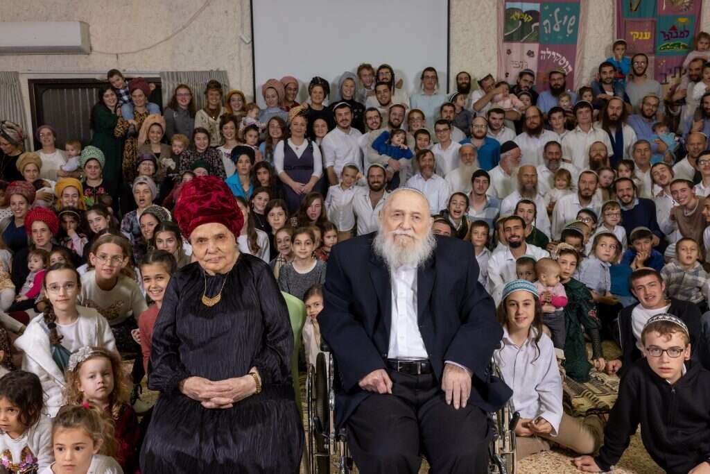 הרב דרוקמן והרבנית שרה יחד עם צאצאיהם. | אריק סולטן