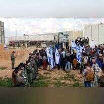 מפגינים נגד הכנסת הסחורות בכרם שלום. | AFP