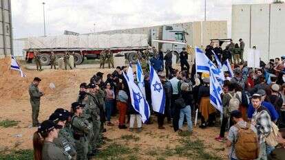 מפגינים נגד הכנסת הסחורות בכרם שלום. | AFP