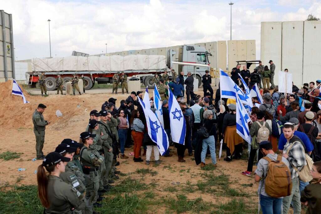 מפגינים נגד הכנסת הסחורות בכרם שלום. | AFP