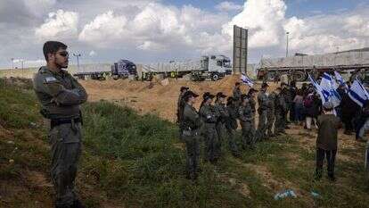 שוטרי מג"ב חוסמים את המפגינים אתמול, סמוך לכרם שלום. | חיים גולדברג, פלאש 90