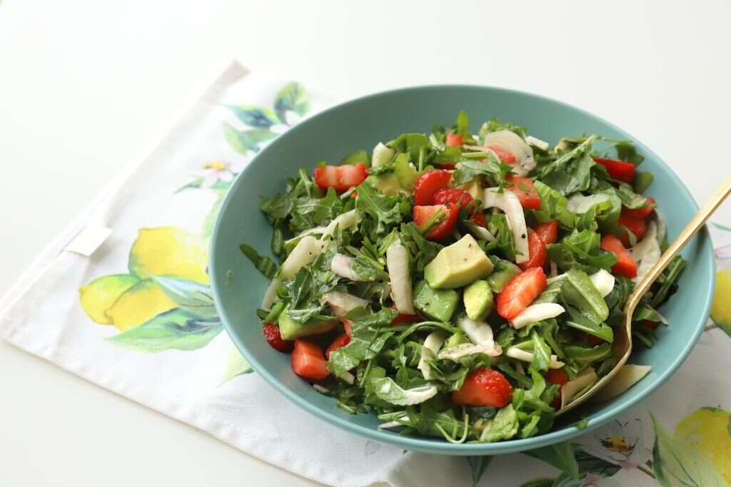 סלט ירוקים ותותים. | אפרת ליכטנשטט