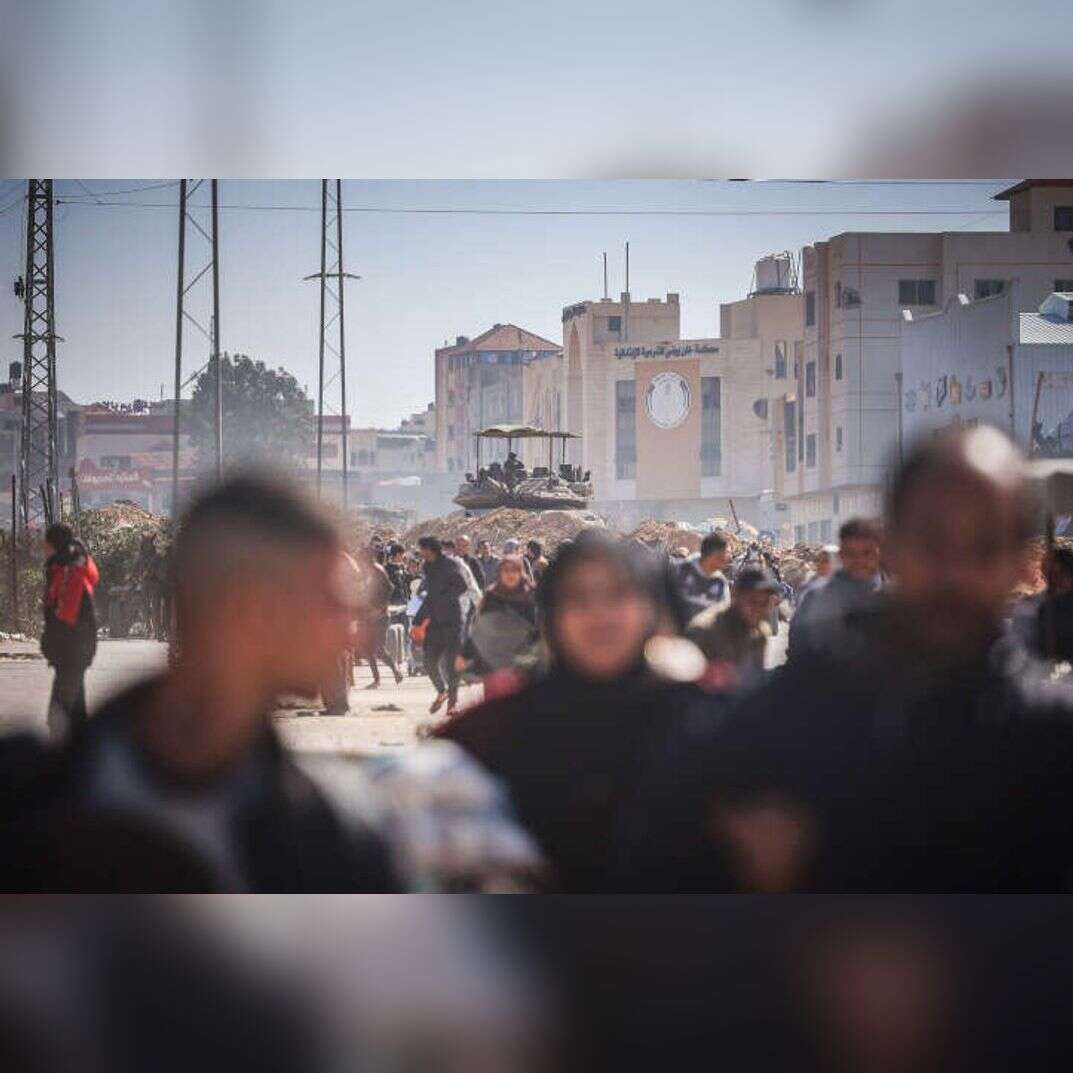 טנקים ישראליים מאבטחים את אזור חאן יונס, בזמן שאזרחים פלסטיניים יוצאים מהעיר. | אטיה מוחמד, פלאש 90 טנקים ישראליים מאבטחים את אזור חאן יונס, בזמן שאזרחים פלסטיניים יוצאים מהעיר. | אטיה מוחמד, פלאש 90