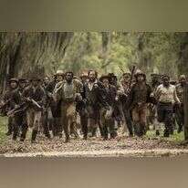 ג'ייקוב היהודי וּויליאם השחור נפגשים בשדה הקרב ונרקמת ביניהם חברות עמוקה. מתוך הסרט "מדינת ג'ונס החופשית", העוסק במלחמת האזרחים בארה"ב. | באדיבות yes