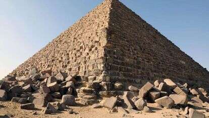 פירמידת מנכאורע בגיזה. הלבנות העתיקות נראות כאן פזורות סביבה. | EPA