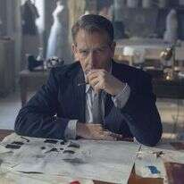 בן מנדלסון מגלם את כריסטיאן דיור ב"המראה החדש". | יח"ץ אפל טיוי+