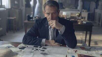 בן מנדלסון מגלם את כריסטיאן דיור ב"המראה החדש". | יח"ץ אפל טיוי+