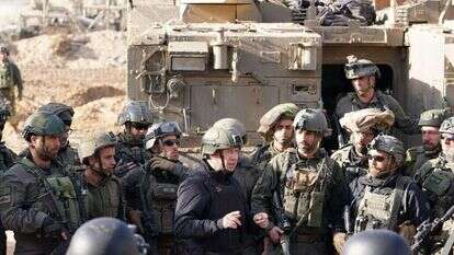 גלנט עם הלוחמים בחאן יונס. | אריאל חרמוני, משרד הביטחון