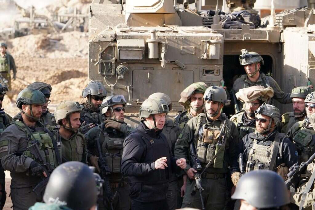 גלנט עם הלוחמים בחאן יונס. | אריאל חרמוני, משרד הביטחון