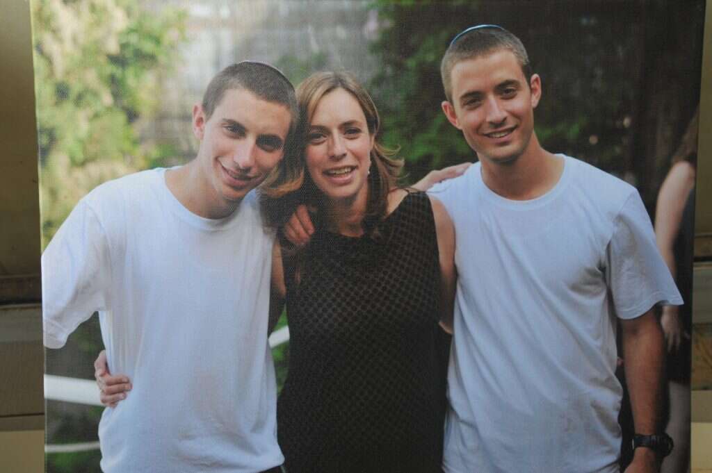 סגן הדר גולדין ז"ל עם אחיו. | באדיבות המשפחות סגן הדר גולדין ז"ל עם אחיו. | באדיבות המשפחות