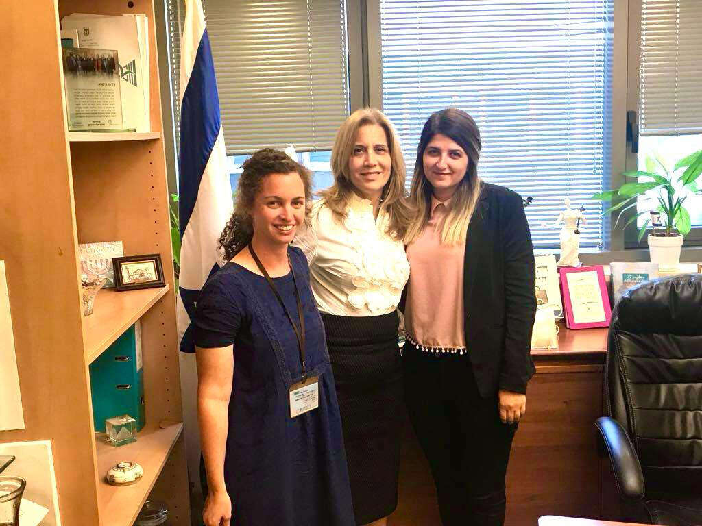 טל אילוז (מימין) ועדנה סרוסי עם ח"כ לשעבר עליזה לביא, באירוע הוקרה בכנסת לארוסות חללי צה"ל. | יח"צ טל אילוז (מימין) ועדנה סרוסי עם ח"כ לשעבר עליזה לביא, באירוע הוקרה בכנסת לארוסות חללי צה"ל. | יח"צ