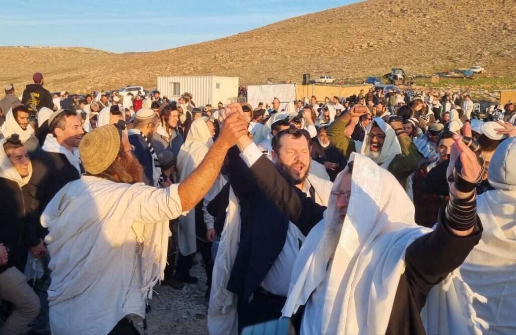 "אנחנו חלוצים". הרב שמואל אליהו ובנו השר עמיחי אליהו רוקדים עם בן־פזי לאחר ההודעה על הכוונה להרחיקו מהחווה. | באדיבות המצולם "אנחנו חלוצים". הרב שמואל אליהו ובנו השר עמיחי אליהו רוקדים עם בן־פזי לאחר ההודעה על הכוונה להרחיקו מהחווה. | באדיבות המצולם