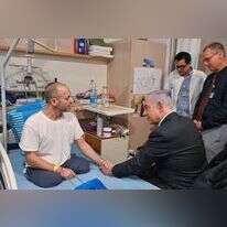 ראש הממשלה בנימין נתניהו ואלישע מדן שאיבד את שתי רגליו בלחימה ברצועת עזה. | קובי גדעון, לע"מ