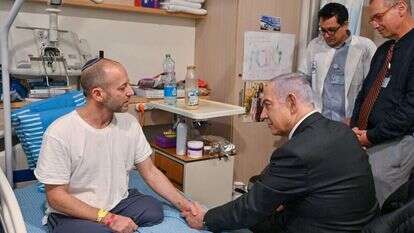 ראש הממשלה בנימין נתניהו ואלישע מדן שאיבד את שתי רגליו בלחימה ברצועת עזה. | קובי גדעון, לע"מ