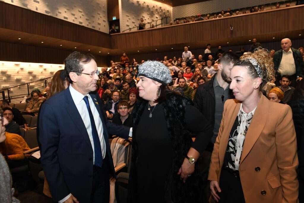 "תחזירו את המנדט לעם ובקשו אמון מחדש. הנשיא הרצוג והשרה סילמן עם תחיה לובר בהצגת הבכורה, בשבוע שעבר. | מוקי שוורץ