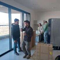 מתנדבים מאבזרים את הדירות המיועדות לתושבי נירים, השבוע בבאר־שבע. | אלישיב רייכנר