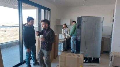 מתנדבים מאבזרים את הדירות המיועדות לתושבי נירים, השבוע בבאר־שבע. | אלישיב רייכנר