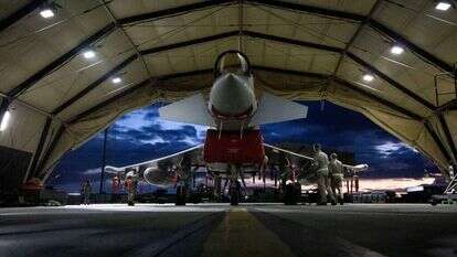 מטוס טייפון בריטי לפני התקיפה בתימן אמש. | AFP מטוס טייפון בריטי לפני התקיפה בתימן אמש. | AFP