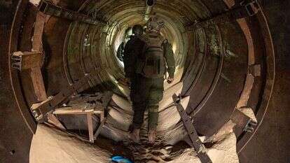חיילי צה"ל באחת ממנהרות חמאס. | AFP