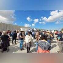 מפגינים חוסמים משאיות סיוע לעזה. | צו 9