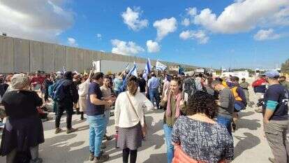 מפגינים חוסמים משאיות סיוע לעזה. | צו 9