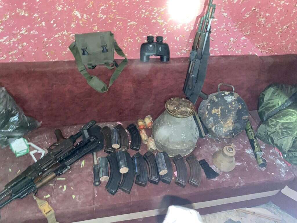 אמצעי לחימה שאותרו על ידי לוחמי צוות קרב חטיבת הצנחנים. | דובר צה"ל