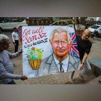 קריקטורה שמאחלת בריאות למלך צ'ארלס מוצגת במומבאי, הודו, אחרי ההכרזה שאובחן בסרטן. | EPA