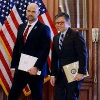 יו"ר בית הנבחרים מייק ג'ונסון עם יו"ר הכנסת אמיר אוחנה בקונגרס, השבוע. | EPA