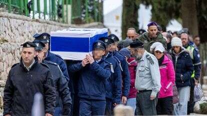 הלווייתו של יצהר הופמן בהר הרצל. | יונתן זינדל - פלאש 90