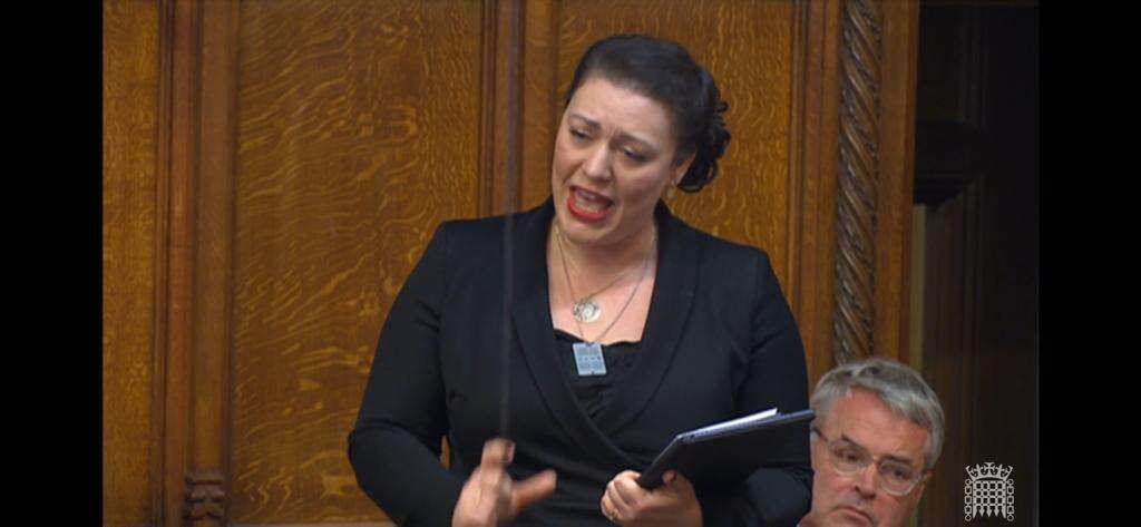 חברת הפרלמנט הבריטי עונדת את דיסקית החטופים. | שגרירות ישראל בלונדון