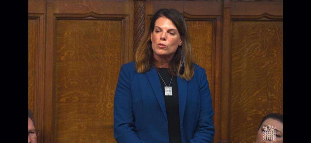 חברת הפרלמנט הבריטי עונדת את דיסקית החטופים. | שגרירות ישראל בלונדון