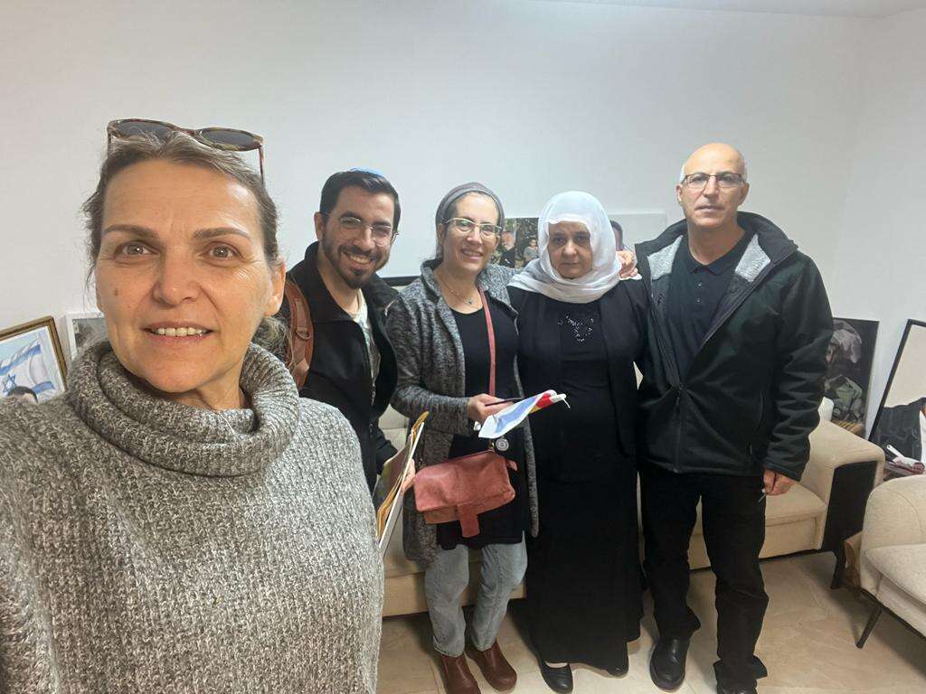 חיבור מרגש. מימין: מואהב ועימאד, הוריו של סא״ל סלמאן חבקה וצוות המיזם. | באדיבות המרואיינת