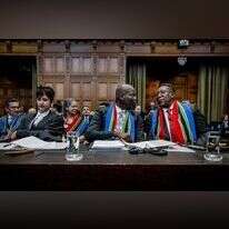 נציגי דרום אפריקה בעת הדיון בבית הדין הבינלאומי בהאג. | אי.פי.איי