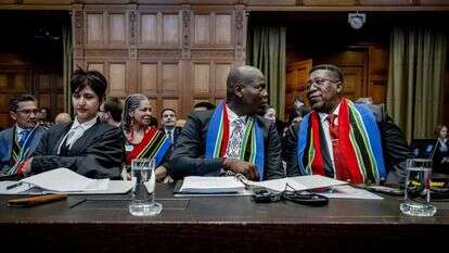 נציגי דרום אפריקה בעת הדיון בבית הדין הבינלאומי בהאג. | אי.פי.איי