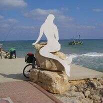 למה נערות שיכולות לתור אחר פלאי האוקיינוס בוחרות לגור במגורי פנימייה צפופים? פסל בת הים בחוף קריית ים. | ד"ר אבישי טייכר