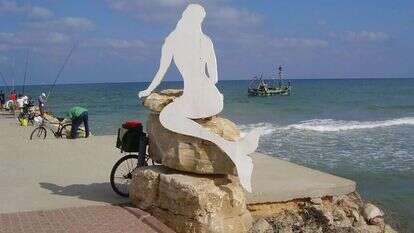 למה נערות שיכולות לתור אחר פלאי האוקיינוס בוחרות לגור במגורי פנימייה צפופים? פסל בת הים בחוף קריית ים. | ד"ר אבישי טייכר