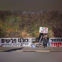 כשיוצאים מהבית זוכים לחידושים מופלאים. תושבי הצפון מפגינים בצומת עמיעד. | דוד כהן, פלאש 90