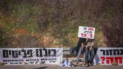 כשיוצאים מהבית זוכים לחידושים מופלאים. תושבי הצפון מפגינים בצומת עמיעד. | דוד כהן, פלאש 90