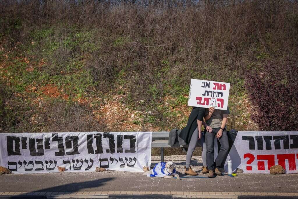כשיוצאים מהבית זוכים לחידושים מופלאים. תושבי הצפון מפגינים בצומת עמיעד. | דוד כהן, פלאש 90